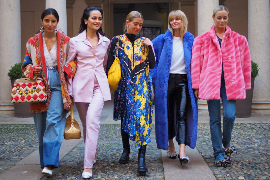 Foto di gruppo di modelle con abiti variamente coloriti. Collezione autunno inverno 2020