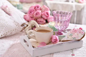 Vassoio in stile Shabby Chic con motivi floreali sul tema delle rose.