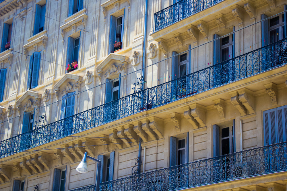 Fronte di un palazzo della Provenza nei colori oro, blu e bianco