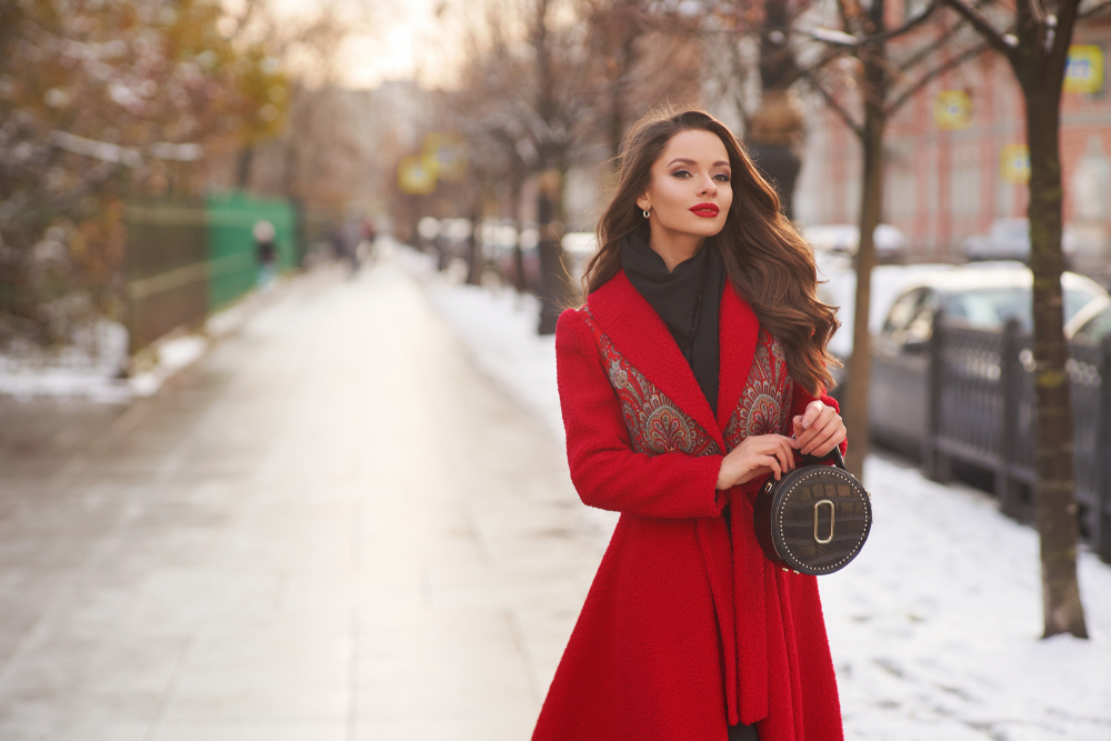 Ragazza che indossa un cappotto rosso vivo