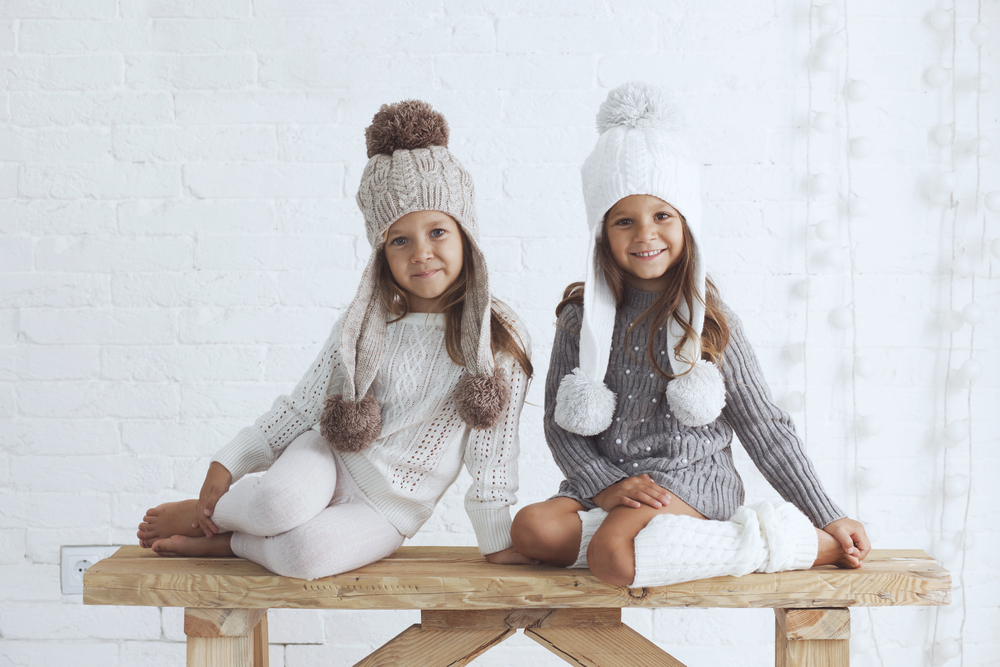 Due bimbe che indossano abbigliamento invernale