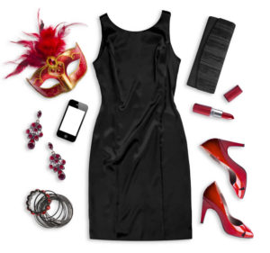 Immagine Still Life di abito nero a portafoglio abbinato a décolleté rosso ciliegia e borsa clutch nera in tessuto goffrato
