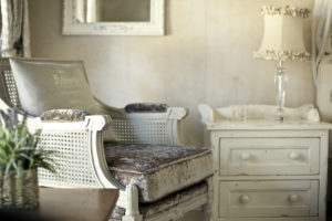 Poltrona e mobiletto Shabby Chic color crema