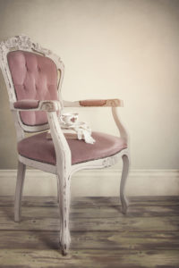 Sedia imbottita in stile Shabby Chic nei toni del crema e rosa antico