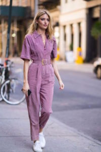 Ragazza che indossa una tuta primaverile in cotone color lavanda