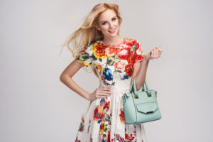 Abito da donna bianco con motivi floreali e borsa hand bag azzurro polvere