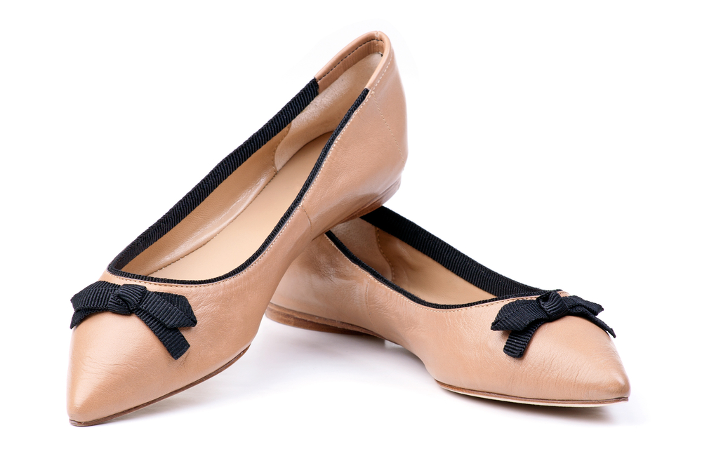 Immagine di scarpe tipo ballerina nei toni del rosa con fiocco nero
