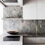 Cucina con inserti in marmo e pietra