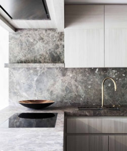 Cucina con inserti in marmo e pietra