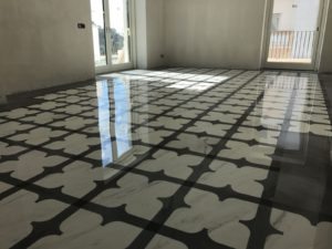 Particolare di stanza con pavimento a scacchi e motivo a rombi