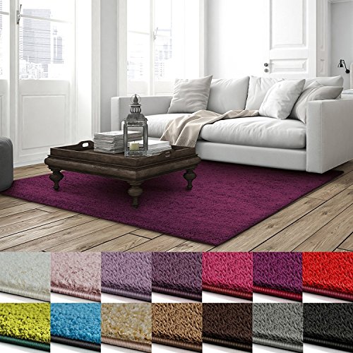 Particolare di salotto con tappeto in tinta unita ed esempi di vari colori utilizzabili