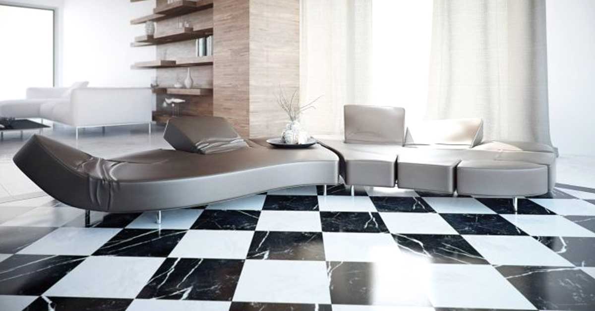 Particolare di salotto con divano angolare e pavimento a scacchi bianchi e neri