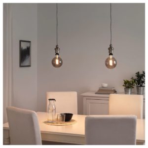 lampadari da soffitto in metallo a globo con luce in vista