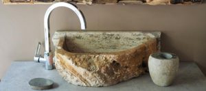 Particolare di un lavabo in pietra