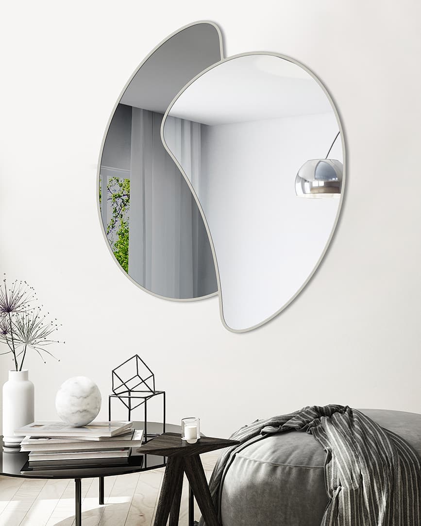 Specchio da arredo di forma tondeggiante simile a Yin e Yang