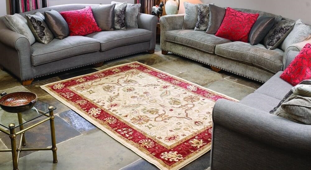 Particolare di salotto con tappeto persiano nei toni del panna e rosso